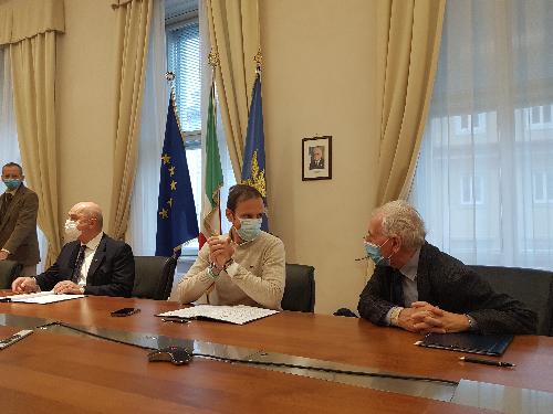 Un altro momento della presentazione del North-Adriatic Summer Institute. A destra del governatore Fedriga il sindaco di Trieste Roberto Dipiazza e alla sua sinistra Stefano Fantoni, presidente della Fondazione Internazionale di Trieste per il progresso e la libertà delle scienze (Fit).