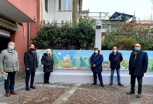 L'assessore regionale Sebastiano Callari all'inaugurazione a Monfalcone del mosaico in piazza Montes