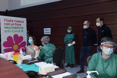 Il governatore della Regione Massimiliano Fedriga assiste alla somministrazione della prima dose di vaccino anti-Covid nella sede della Protezione civile di Palmanova