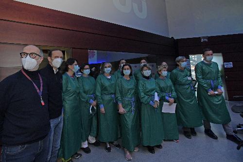 Il governatore della Regione Massimiliano Fedriga insieme al personale sanitario impegnato nelle operazioni di vaccinazione nella sede della Protezione civile di Palmanova 