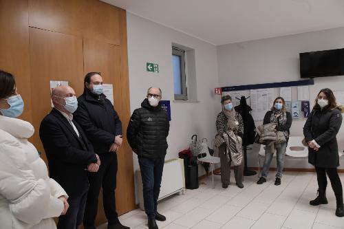 Il vicegovernatore Riccardo Riccardi (al centro della foto) all'inaugurazione della nuova struttura sanitaria privata convenzionata di Cormons deputata all'effettuazione dei tamponi molecolari
