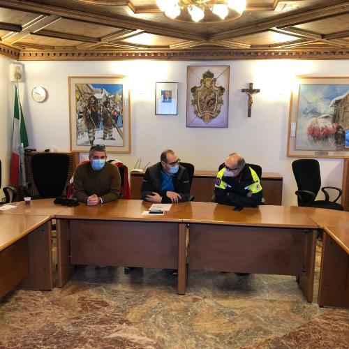 Il vicegovernatore con delega alla Protezione Civile del Fvg, Riccardo Riccardi, con l'assessore regionale alle Autonomie locali, Pierpaolo Roberti nel vertice odierno a Sappada con il sindaco Manuel Piller Hoffer.