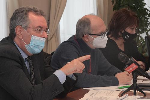 L'assessore alle Infrastrutture Graziano Pizzimenti, il vicegovernatore con delega alla Salute, Riccardo Riccardi e l'assessore all'Istruzione, Alessia Rosolen, nel corso della conferenza di stampa