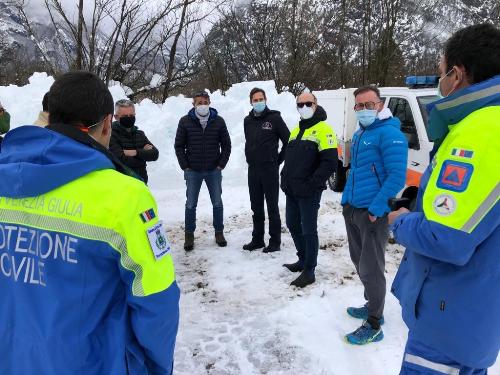 Il vicegovernatore Riccardo Riccardi con i volontari dei Gruppi comunali della Protezione civile Fvg