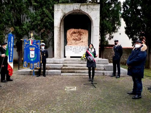 L'assessore regionale al Patrimonio Sebastiano Callari (a destra nella foto) prende parte alla celebrazione della Giornata della Bandiera a Monfalcone. Al microfono il sindaco Anna Cisint