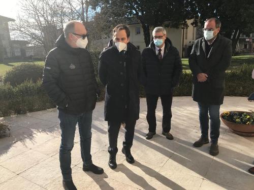 Il vicegovernatore con delega alla Salute del Friuli Venezia Giulia, Riccardo Riccardi, con il direttore generale di Asufc, Massimo Braganti, il direttore dei Servizi socio sanitari Denis Caporale e il sindaco di Pradamano Enrico Mossenta all'avvio delle vaccinazioni nella struttura protetta per anziani Fondazione "Muner de Giudici" di Pradamano. 