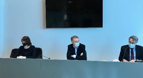 Gli assessori regionali all'Istruzione, Alessia Rosolen e alle Infrastrutture, Graziano Pizzimenti,  con il direttore dell'Ente di decentramento regionale (Edr) Augusto Viola, nel corso della conferenza stampa sul piano di interventi a favore degli edifici scolastici nell'ex provincia di Udine nel triennio 2021-2023.