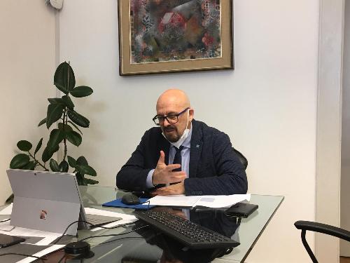 L'assessore regionale ai Servizi informativi Sebastiano Callari guida la videoconferenza sull'attuazione dell'accordo tra Regione e Dipartimento per la trasformazione digitale sul Progetto di diffusione dei servizi digitali