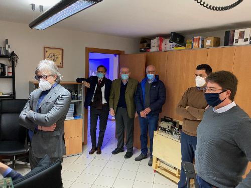 L'assessore regionale alle Attività produttive Sergio Emidio Bini con il ceo di Arte Video, Giuseppe Tissino durante la visita all'azienda di Palmanova