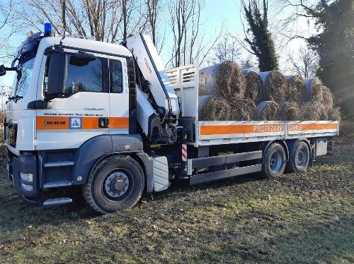 La consegna degli alimenti per gli animali in difficoltà a causa delle forti nevicate.