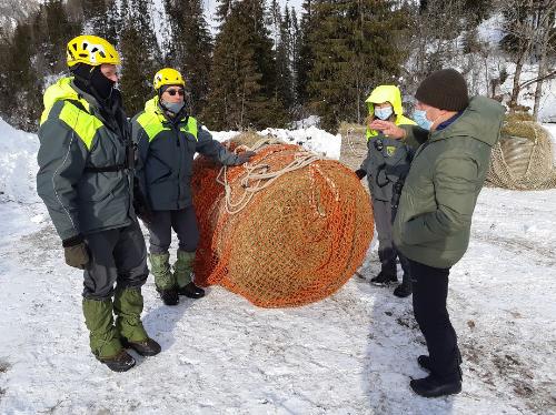 La consegna degli alimenti per gli animali in difficoltà a causa delle forti nevicate.