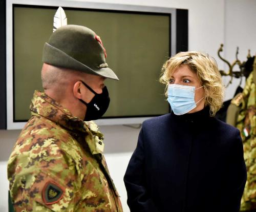 L'assessore regionale Barbara Zilli con il colonnello Franco Del Favero, comandante dell’8. Reggimento  Alpini di Venzone