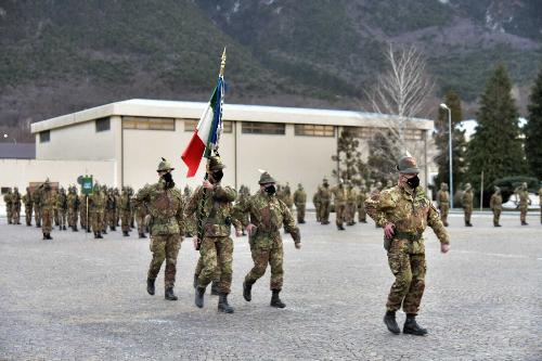 La bandiera di guerra dell'8. Reggimento Alpini di rientro da Herat sfila nel piazzale della caserma Feruglio a Venzone