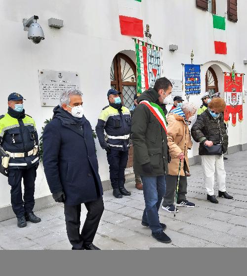 L'assessore regionale Tiziana Gibelli, prima a destra nella foto, alla cerimonia per la Giornata della Memoria a Pordenone 