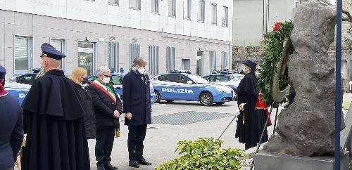 L'assessore regionale Sergio Emidio Bini, con il Questore e il sindaco di Udine, davanti al cippo in memoria dei caduti della Polizia, tra cui i deportati nei campi di sterminio nazisti - Udine, 27 gennaio 2021