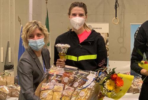 L'assessore regionale Barbara Zilli, premia la campionessa ucraina Jaroslava Muhunchykh al meeting di salto in alto "Udin jump development" - Udine, 27 gennaio 2021