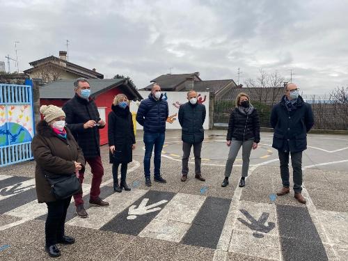 Gli assessori regionali Barbara Zilli (Finanze) e Graziano Pizzimenti (Infrastrutture) durante la visita alla Scuola dell'infanzia Gemona Capoluogo, accompagnati dal sindaco Roberto Revelant