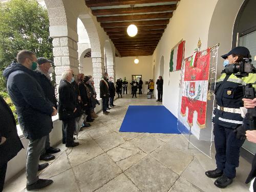 Le autorità presenti alla cerimonia svoltasi nel chiostro della Biblioteca di Pordenone