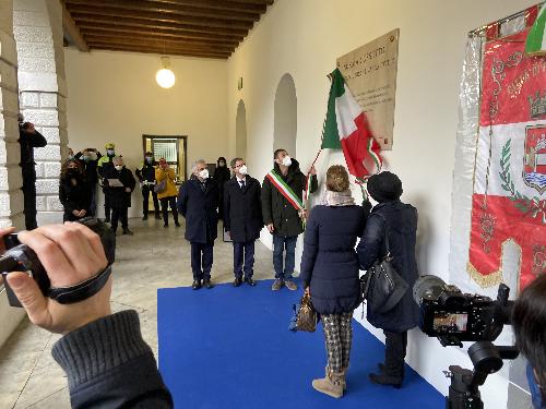 Il momento della scopertura della lapide intitolata a Norma Cossetto nel chiosotro della Biblioteca di Pordenone 