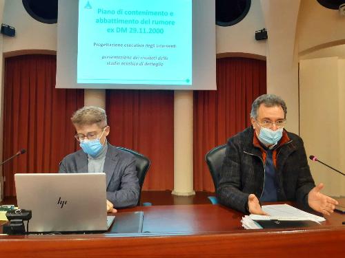 L'assessore regionale alle Infrastrutture Graziano Pizzimenti insieme al direttore dell'Area operativa di Autovie Enrico Razzini nel corso dell'incontro oedierno a Pordenone con i sindaci