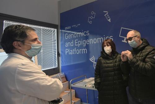 Il vicegovernatore Riccardi e l'assessore Rosolen con il ricercatore del Laboratorio di Genomica ed Epigenomica Danilo Licastro
