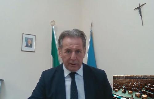 L'assessore regionale alla Difesa dell'ambiente, all'Energia e Sviluppo sostenibile Fabio Scoccimarro risponde a un'interrogazione durante i lavori di Consiglio regionale