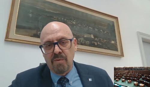 L'assessore regionale al Patrimonio, Demanio, Servizi generali e Sistemi informativi Sebastiano Callari risponde a un'interrogazione durante i lavori di Consiglio regionale