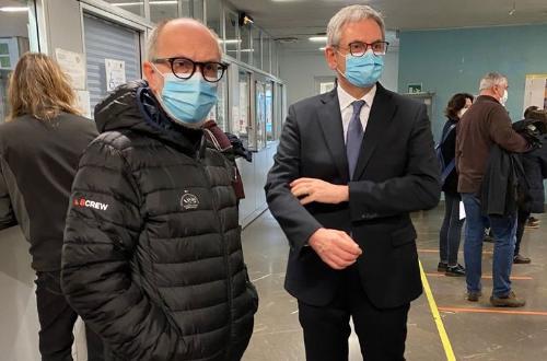 Il Vicegovernatore della Regione Riccardo Riccardi insieme al rettore dell'ateneo triestino Roberto Di Lenarda durante la fase di vaccinazione all'Università 