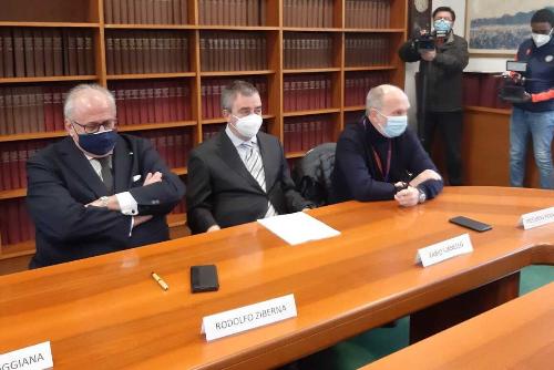 Dalla destra della foto: il vicegovernatore Riccardo Riccardi, il direttore della S.c Urologia Fabio Vianello e il sindaco di Gorizia Rodolfo Ziberna