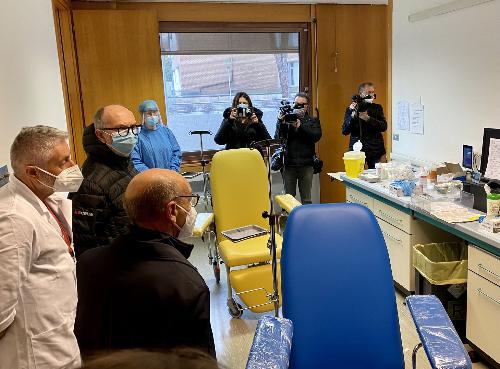 Il vicegovernatore del Friuli Venezia Giulia con delega alla Salute, Riccardo Riccardi, all’Ospedale Santa Maria della Misericordia di Udine all’avvio della campagna vaccinale contro il Covid-19 per il personale dell’Ateneo friulano, alla presenza del rettore Roberto Pinton.