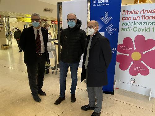 Il vicegovernatore del Friuli Venezia Giulia con delega alla Salute, Riccardo Riccardi, all’Ospedale Santa Maria della Misericordia di Udine all’avvio della campagna vaccinale contro il Covid-19 per il personale dell’Ateneo friulano, alla presenza del rettore Roberto Pinton e dei vertici dell’Azienda sanitaria universitaria Friuli Occidentale (Asufc).