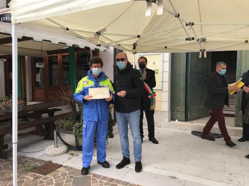 Il vicegovernatore con delega alla Salute del Friuli Venezia Giulia, Riccardo Riccardi, consegna uno degli attestati in piazza Duomo ad Aviano. 