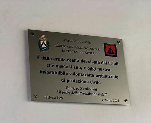 La targa dedicata oggi all'onorevole Giuseppe Zamberletti nella sede del gruppo comunale di Protezione civile a Udine.