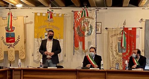 Un momento della cerimonia di sottoscrizione dell’accordo di collaborazione tra i Comuni di Cormons, Capriva del Friuli, Dolegna del Collio, Farra d’Isonzo, Mariano del Friuli, Medea, Moraro, Mossa, San Floriano del Collio e San Lorenzo Isontino, avvenuta a Cormons alla presenza dei 10 sindaci coinvolti e dell’assessore regionale alle Autonomie locali, Pierpaolo Roberti.