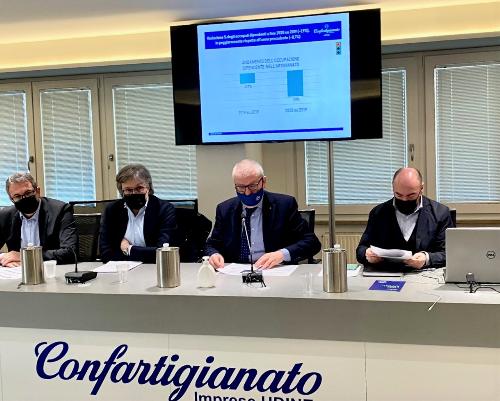 L'assessore regionale alle Attività produttive Sergio Emidio Bini (secondo da sinistra nella foto), alla presentazione a Udine dell'indagine congiunturale sul comparto dell'artigianato