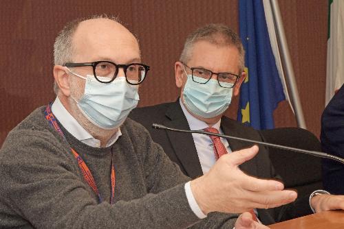 Il vicegovernatore del Friuli Venezia Giulia con delega alla Salute, Riccardo Riccardi, con Roberto Di Lenarda, coordinatore del Progetto regionale di odontoiatria pubblica.