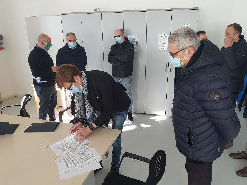 Un momento della firma della convenzione fra Fondazione Progetto Autismo Fvg e l'Azienda sanitaria universitaria Friuli Centrale