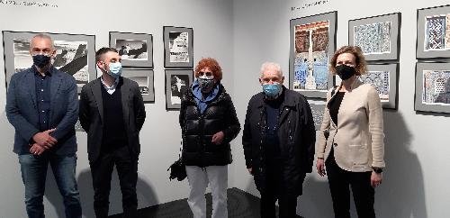 L'assessore regionale alla Cultura, Tiziana Gibelli, al centro, con (da sx a dx)  il curatore della mostra Fulvio Dell'Agnese, l'assessore comunale alle politiche culturali e del territorio, Fabio Cristante,
il maestro Elio Ciol e la sindaca Lavinia Clarotto.