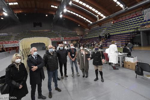 Il vicegovernatore Riccardo Riccardi all'avvio della prima giornata di vaccinazioni over 80 nel palazzetto dello sport di Cividale 