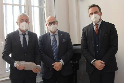 Nella foto l'assessore regionale al Patrimonio e demanio Sebastiano Callari, al centro, con Gianni Borghi sindaco di Cavazzo Carnico e Fabio Pisa direttore per Fvg Agenzia del Demanio.