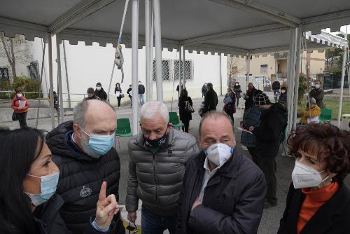 Il vicegovernatore con delega alla Salute Riccardo Riccardi (secondo da sinistra nella foto) al nuovo punto vaccini di Monfalcone