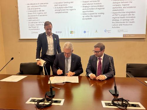 La firma dell'accordo di collaborazione tra Università di Trieste e Pmt