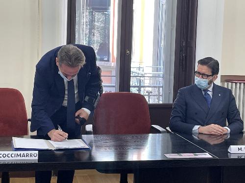 L'assessore regionale alla Difesa dell'ambiente e energia, Fabio Scoccimarro, alla firma del protocollo d'intesa sul recupero delle capsule esauste di caffè in plastica. Accanto l'amministartore delgato di Illycaffè, Massimiliano Pogliani. Trieste, 17 marzo 2021