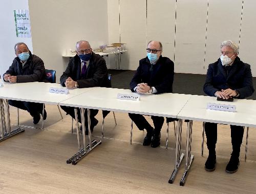 Un momento dell'incontro con la stampa duranta l'inaugurazione del nuovo centro vaccinale di Gorizia.