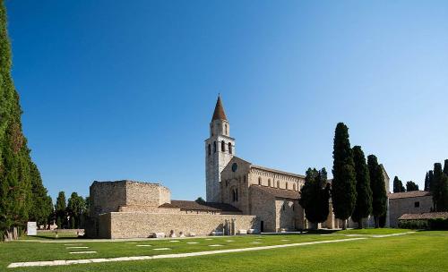 Aquileia, Piazza Capitolo - Basilica di Santa Maria Assunta.