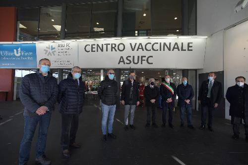 Il governatore del Friuli Venezia Giulia, Massimiliano Fedriga, all'inaugurazione del nuovo centro vaccinale massivo nel padiglione 8 dell'ente Fiera in via della Filatura a Martignacco, assieme al vicegovernatore con delega alla Salute, Riccardo Riccardi.