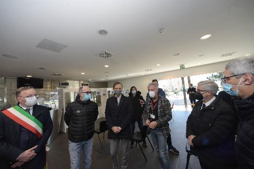 Il governatore del Friuli Venezia Giulia, Massimiliano Fedriga, all'inaugurazione del nuovo centro vaccinale massivo nel padiglione 8 dell'ente Fiera in via della Filatura a Martignacco, assieme al vicegovernatore con delega alla Salute, Riccardo Riccardi.