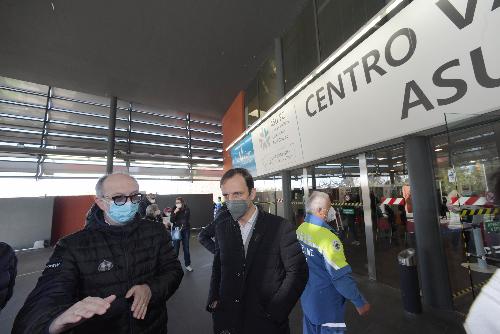 Il governatore del Friuli Venezia Giulia, Massimiliano Fedriga, all'inaugurazione del nuovo centro vaccinale massivo nel padiglione 8 dell'ente Fiera in via della Filatura a Martignacco, assieme al vicegovernatore con delega alla Salute, Riccardo Riccardi.