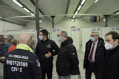 Il vicegovernatore del Friuli Venezia Giulia con delega alla Salute, Riccardo Riccardi, al centro vaccinale a Martignacco, con il direttore generale dell'Asufc, Massimo Braganti, della Protezione civile Fvg, Amedeo Aristei e Denis Caporale direttore dei Servizi sociosanitari e facente funzioni presso il Distretto di Udine. 