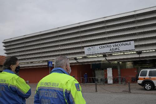 Il centro vaccinale predisposto all'ente Udine e Gorizia fiere spa in via della Vecchia Filatura a Martignacco. 
